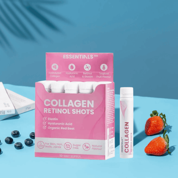 Een roze doos met het label Collagen Retinol Shots met tubes erin, geplaatst op een blauw oppervlak. Bosbessen en aardbeien liggen verspreid in de buurt. De verpakking benadrukt de voordelen en ingrediënten zoals hyaluronzuur en elastine.